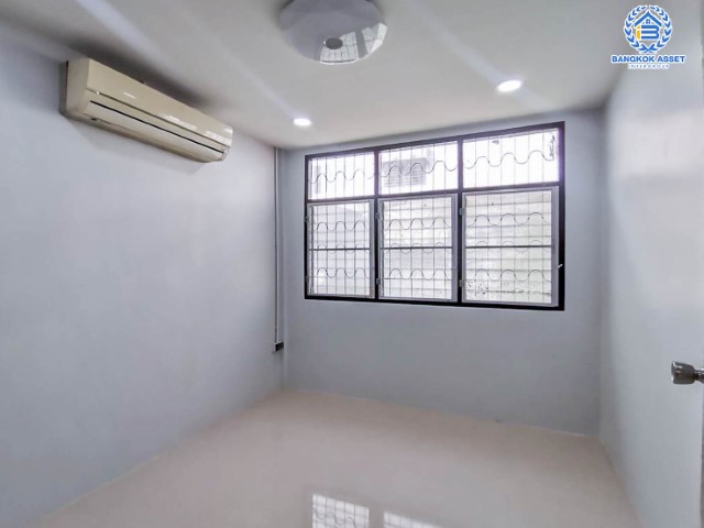 *****ทาวน์เฮ้าส์มือสองย่านกรุงเทพมหานคร ม.พระปิ่น2 ติดถนนบรมราชชนนี #หลังมุม เนื้อที่ 20 ตร.ว. ฟังก์ชัน 2 ห้องนอน 2 ห้องน้ำ 1 ที่จอดรถ แถมฟรี! 2 เครื่องปรับอากาศ บนทำเลเยี่ยม ใกล้รถไฟฟ้าสายสีน้ำเงิน "สถานีหลักสอง", เซ็นทรัลปิ่นเกล้า, ม.มหิดล และจุดขึ้นทางด่วน "ศรีรัช"